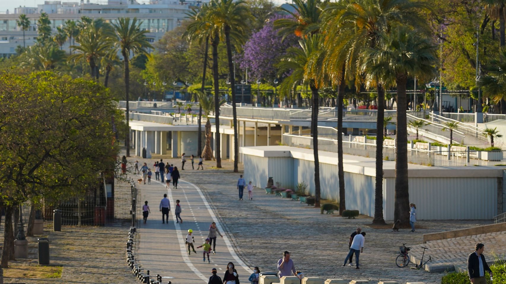 Familias paseando en Sevilla, ya en la fase 2 de la desescalada.