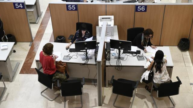 Dos funcionarias trabajando en la delegación Especial de la Agencia Tributaria (AEAT ) en Madrid.