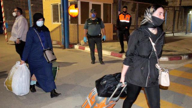 La frontera que separa Ceuta de Marruecos se ha vuelto a abrir para devolver a Marruecos a otros 50 ciudadanos.