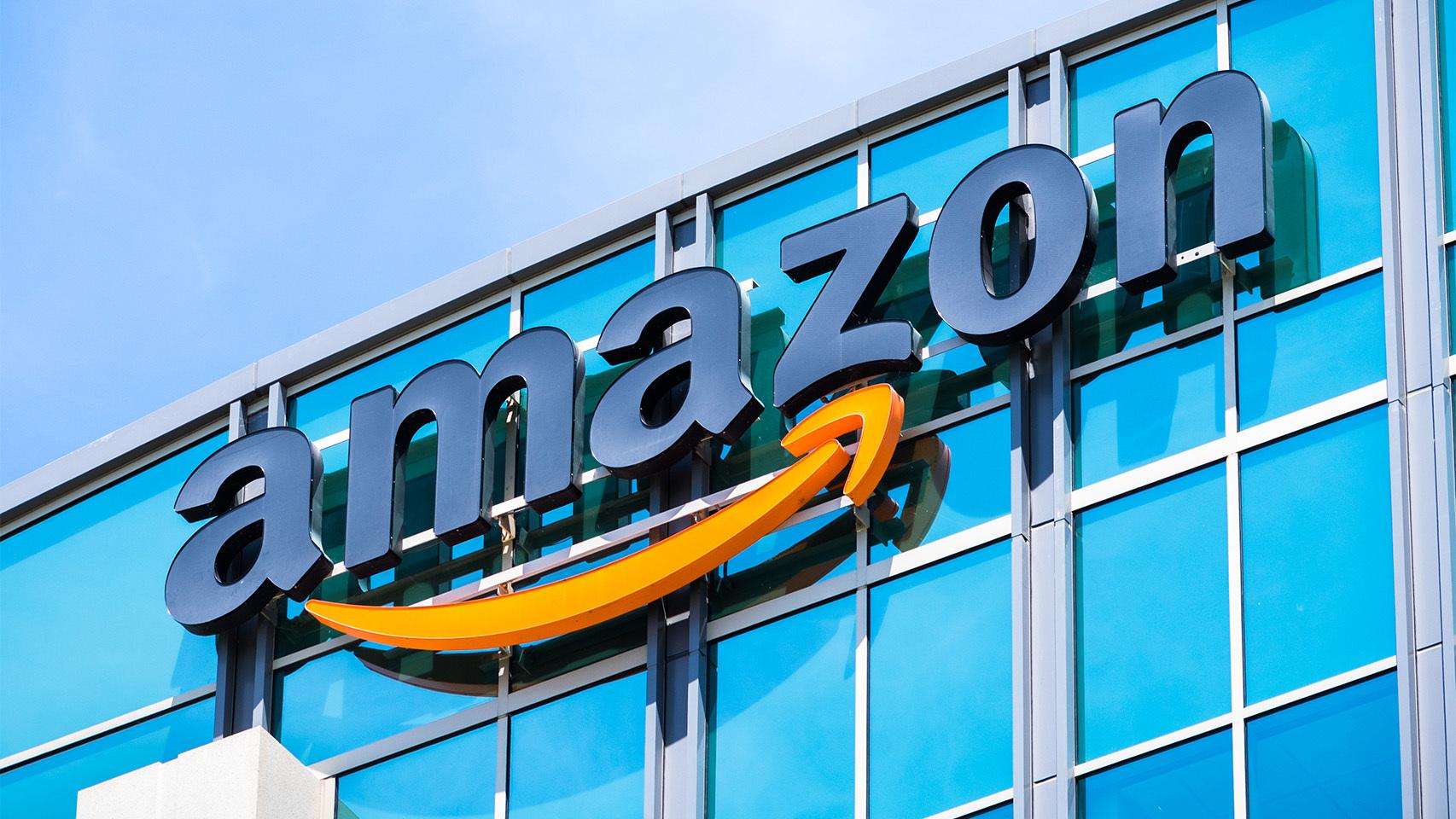 Logo de Amazon en una de sus oficinas.