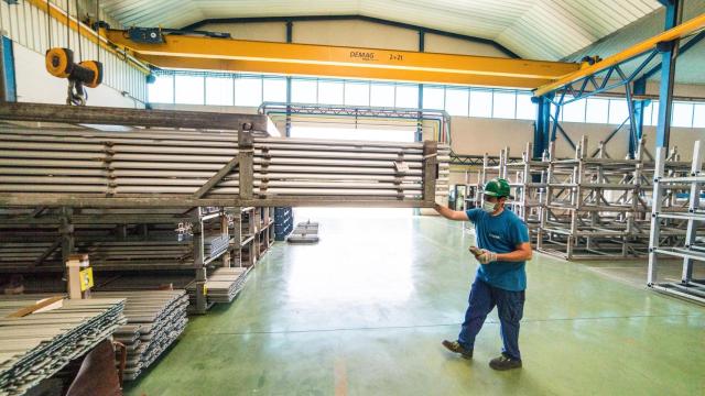 Un trabajador durante su jornada laboral en la empresa Extrusión Toledo.