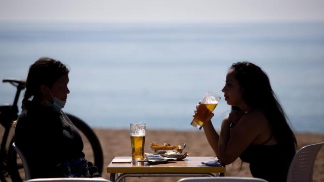 Un chiringuito de la Barceloneta este martes en el segundo día de la fase 1 de la desescalada en Barcelona .