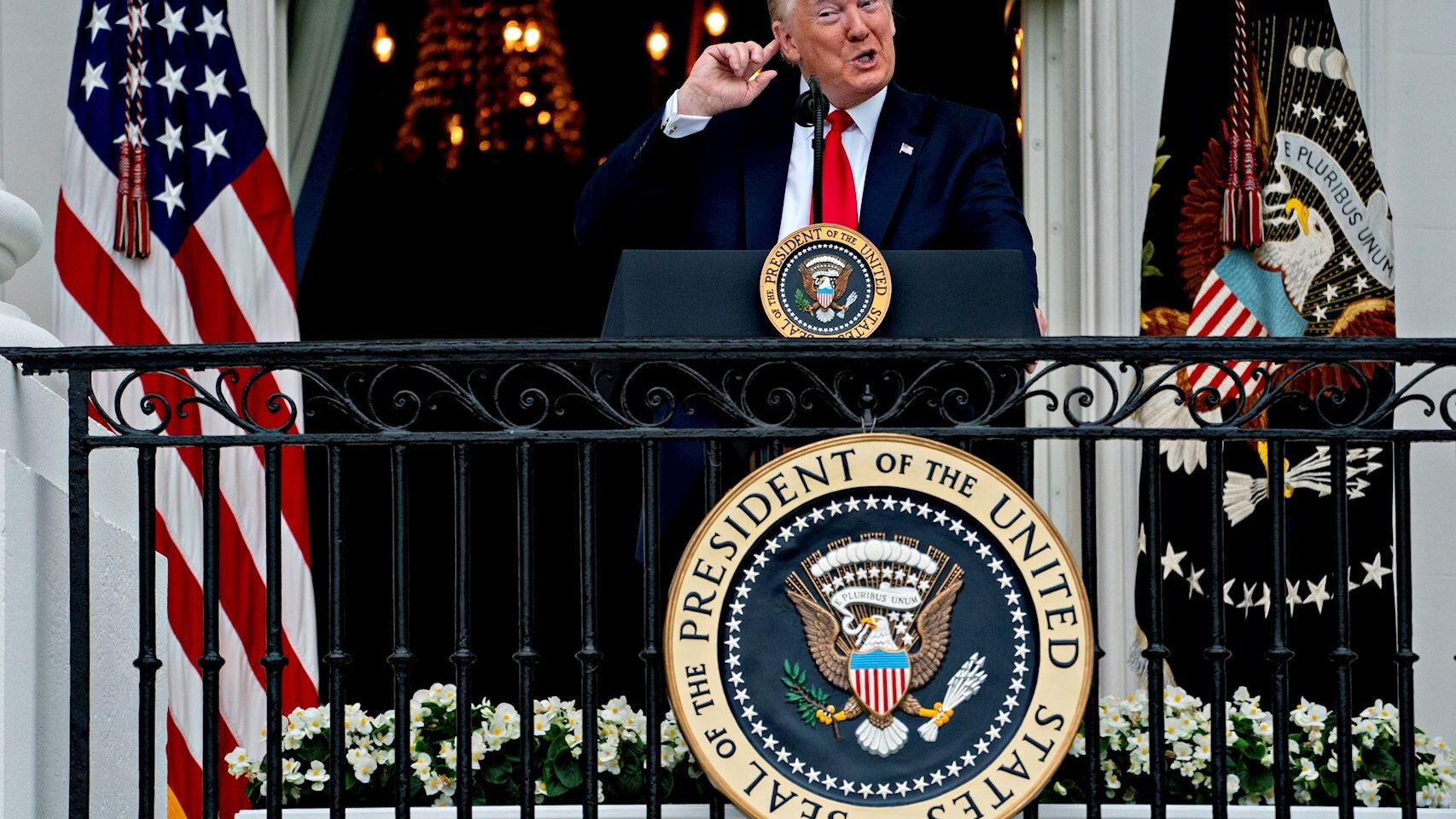 Donald Trump gesticula desde el balcón de la Casa Blanca durante un desfile por el Memorial Day EFE/EPA/Andrew Harrer.