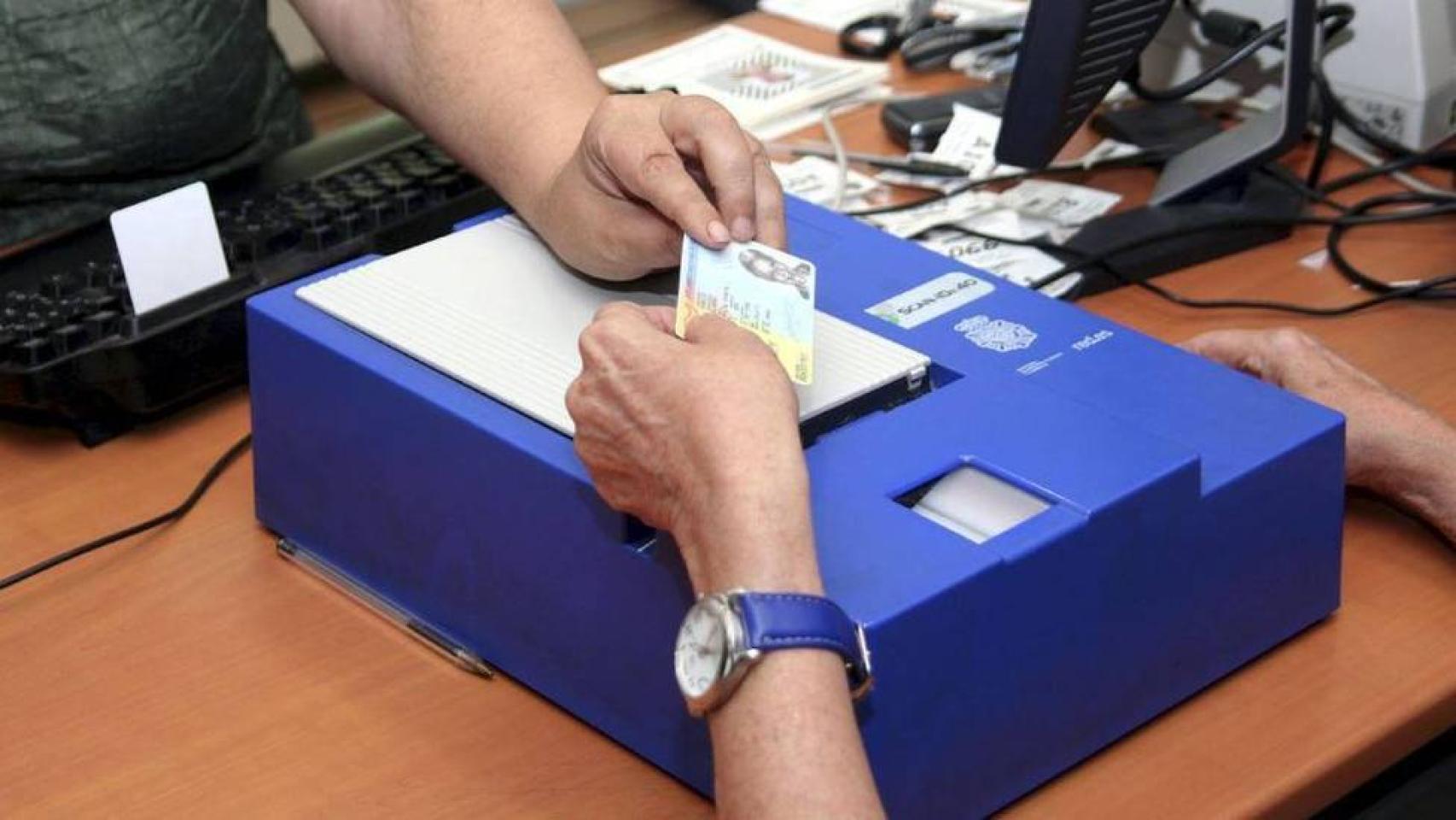 Una persona renovando su DNI