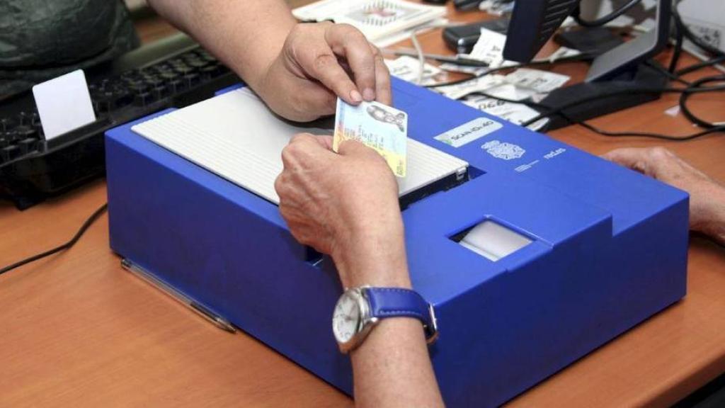 Una persona renovando su DNI.
