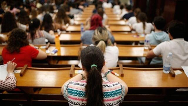 Un grupo de estudiantes en un aula de universidad.