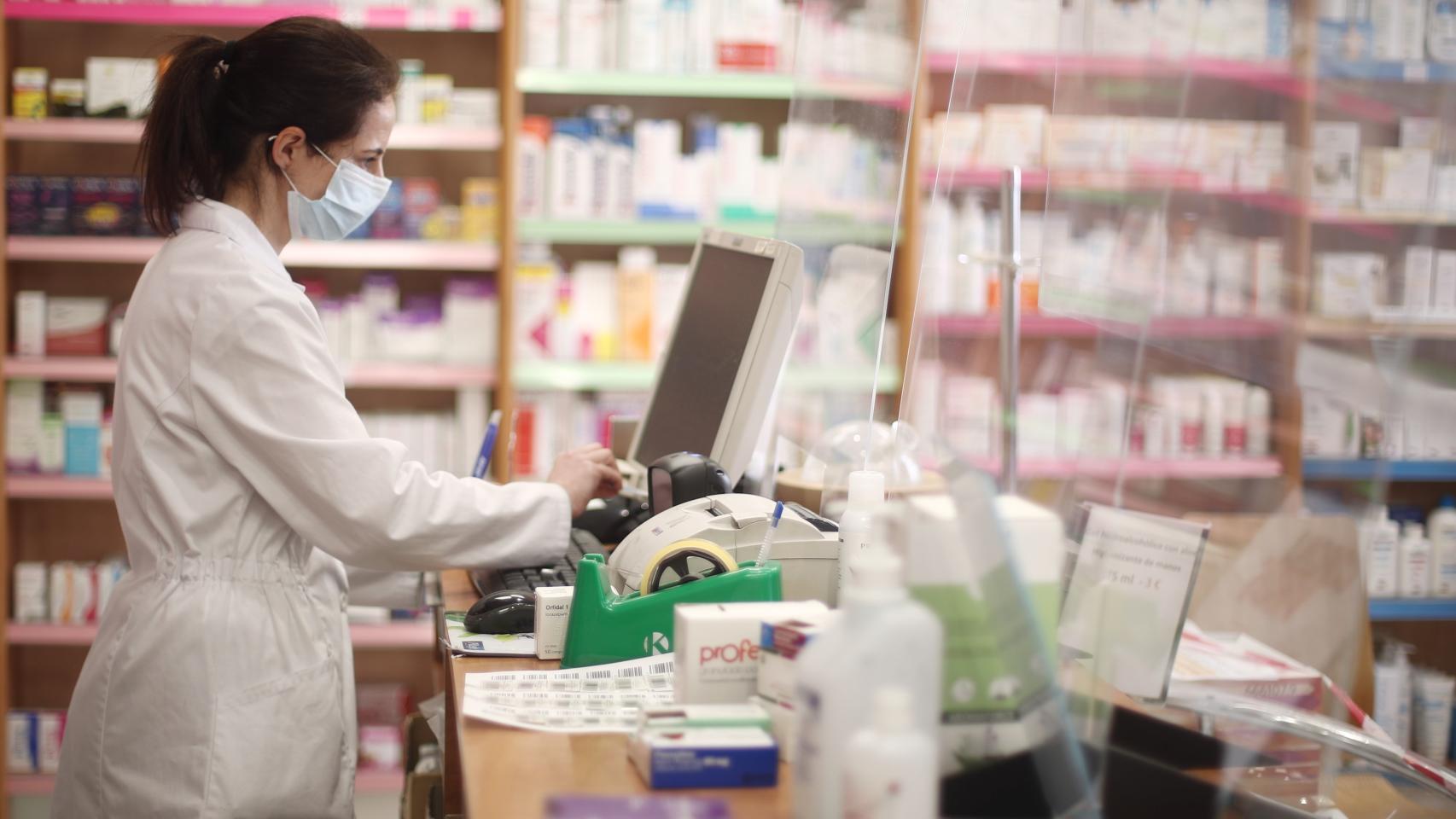 Una farmacéutica, en una farmacia de Madrid.