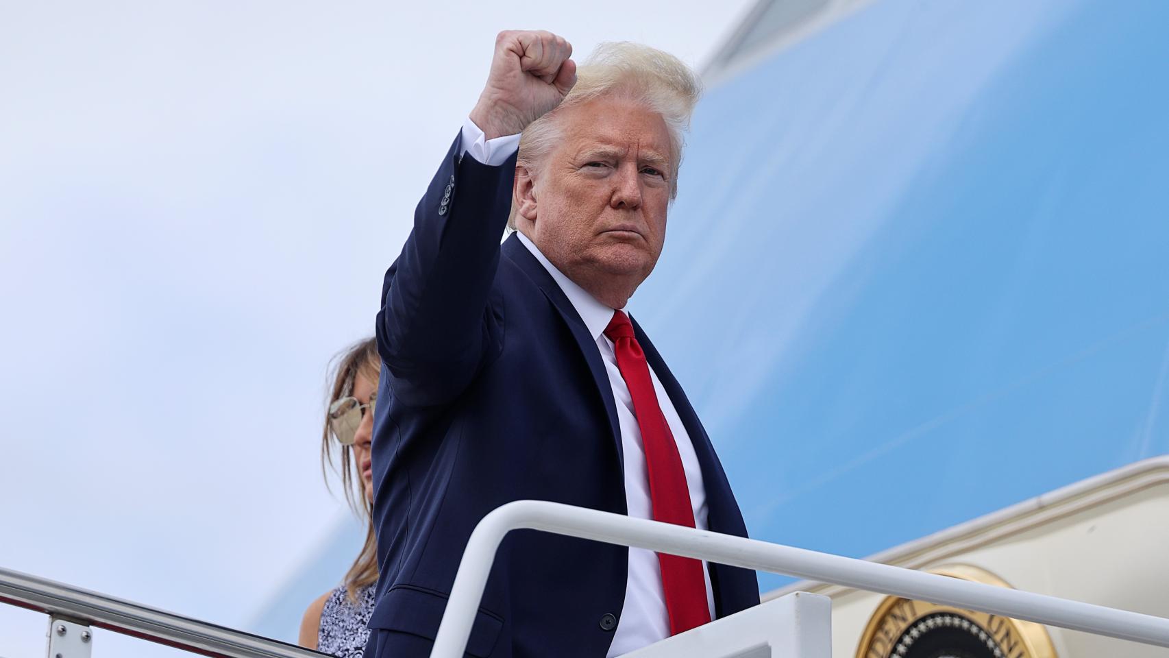 Donald Trump subiendo al avión presidencial.