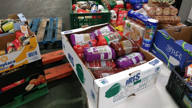 Alimentos entregados al banco de alimentos en una campaña solidaria