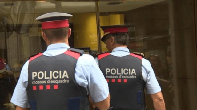 Dos agentes de los Mossos D'Esquadra.