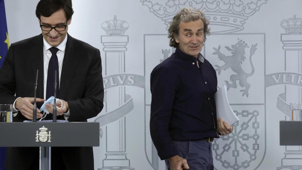 El Ministro de Sanidad, Salvador Illa (i), y el director del Centro de Coordinación de Alertas y Emergencias Sanitarias, Fernando Simón durante sus ruedas de prensa en la primera ola.