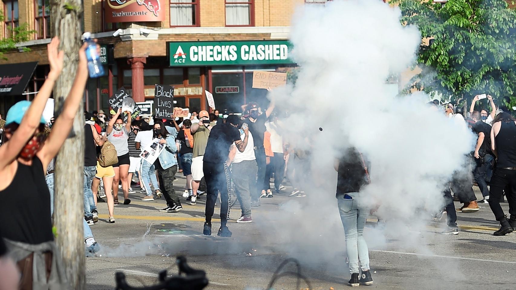 Enfrentamiento entre manifestantes y policía en Mineápolis horas después de la muerte de George Floyd.