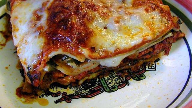 La salsa boloñesa y las espinacas son los ingredientes básicos en el relleno.