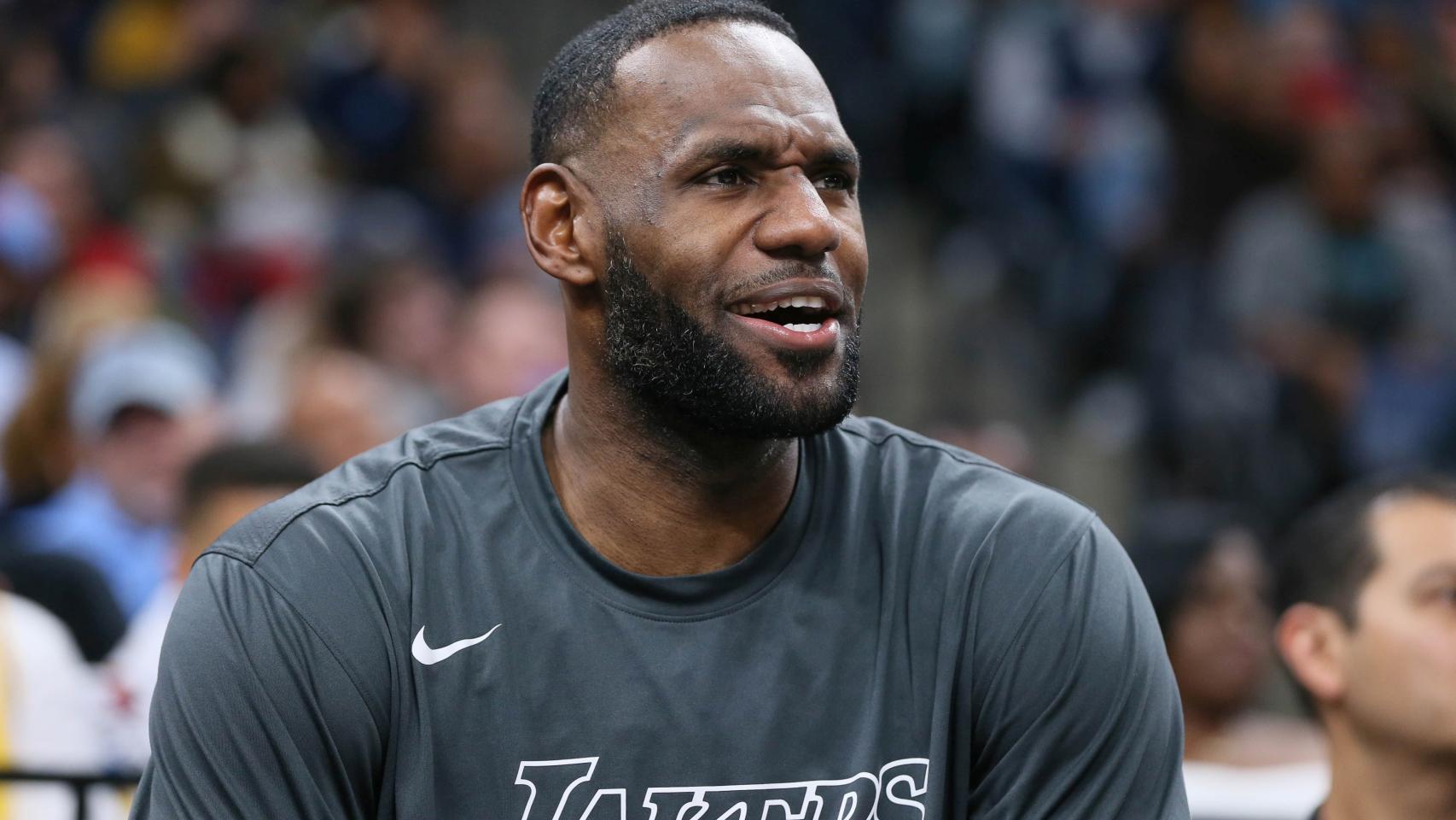 LeBron James, en el banquillo de Los Ángeles Lakers