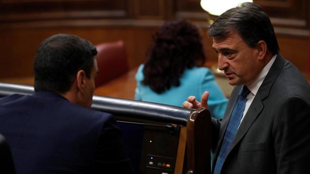 El portavoz del PNV, Aitor Esteban, conversa con el presidente del Gobierno, Pedro Sánchez, en el Congreso de los Diputados.