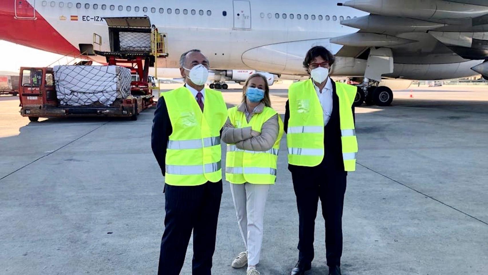 La secretaria general de Fenin, Margarita Alfonsel; el presidente ejecutivo de Grupo Oesía, Luis Furnells, y el director de Ventas de Iberia, Guillermo González.