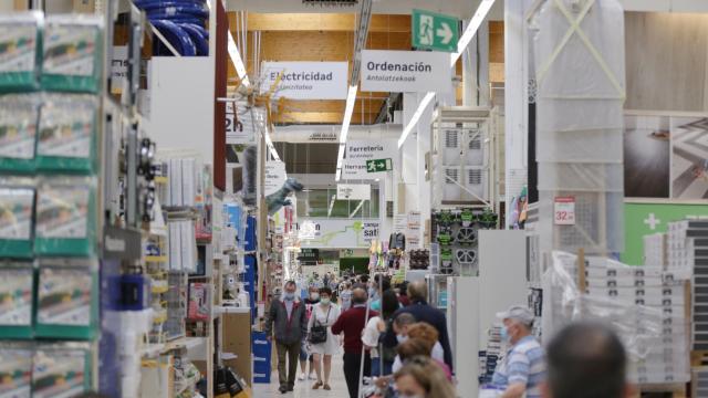 Varias personas comprando en el interior del Leroy Merlin.