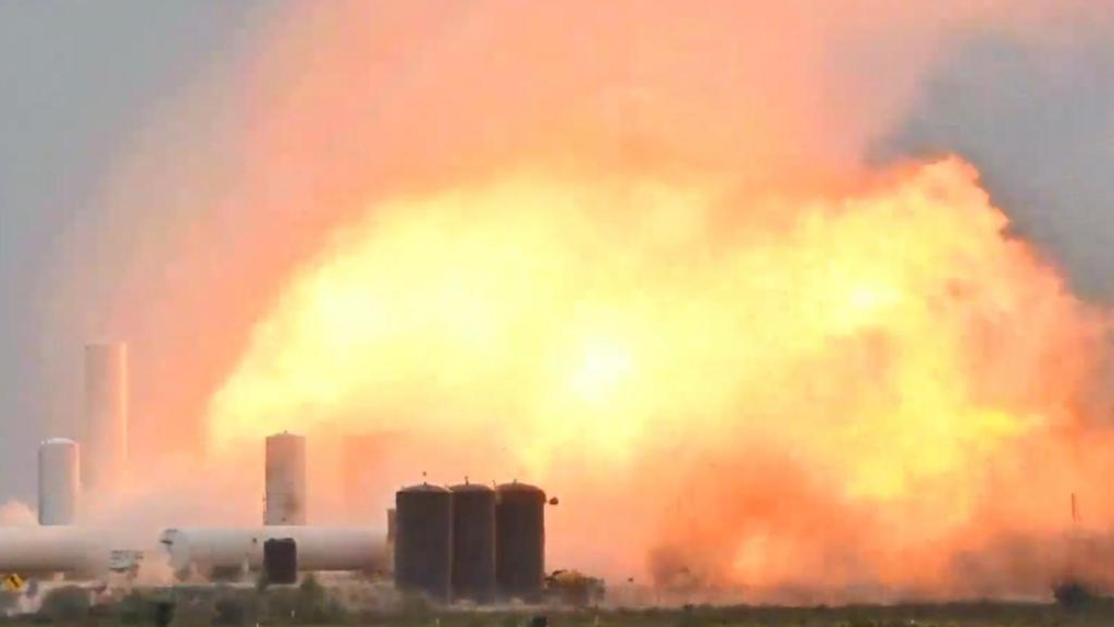 La Starship SN4 y los alrededores, envueltos en llamas después de la explosión