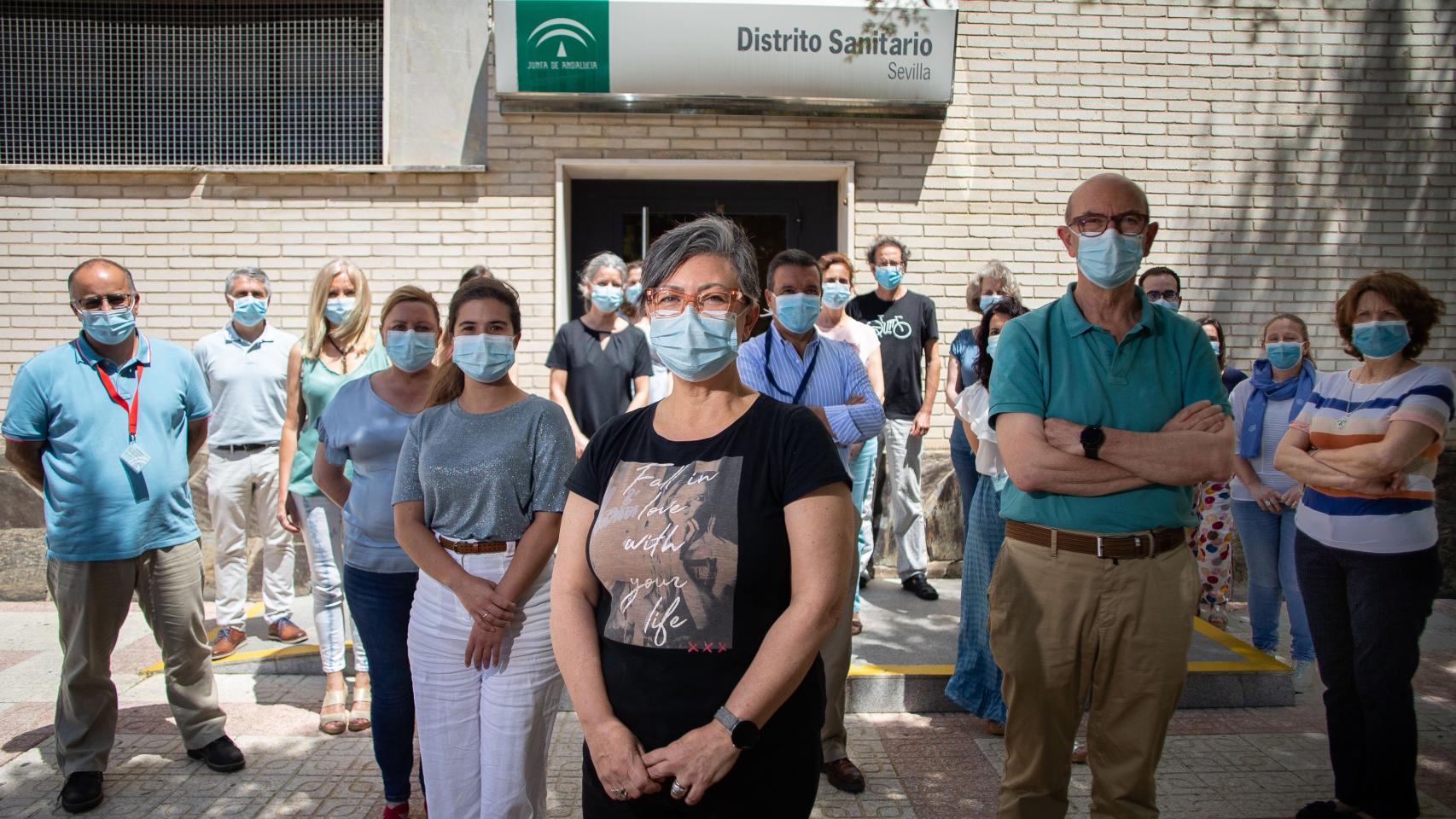 Los profesionales del servicio de Epidemiología del distrito sanitario de Sevilla en su sede del antiguo Hospital Militar.