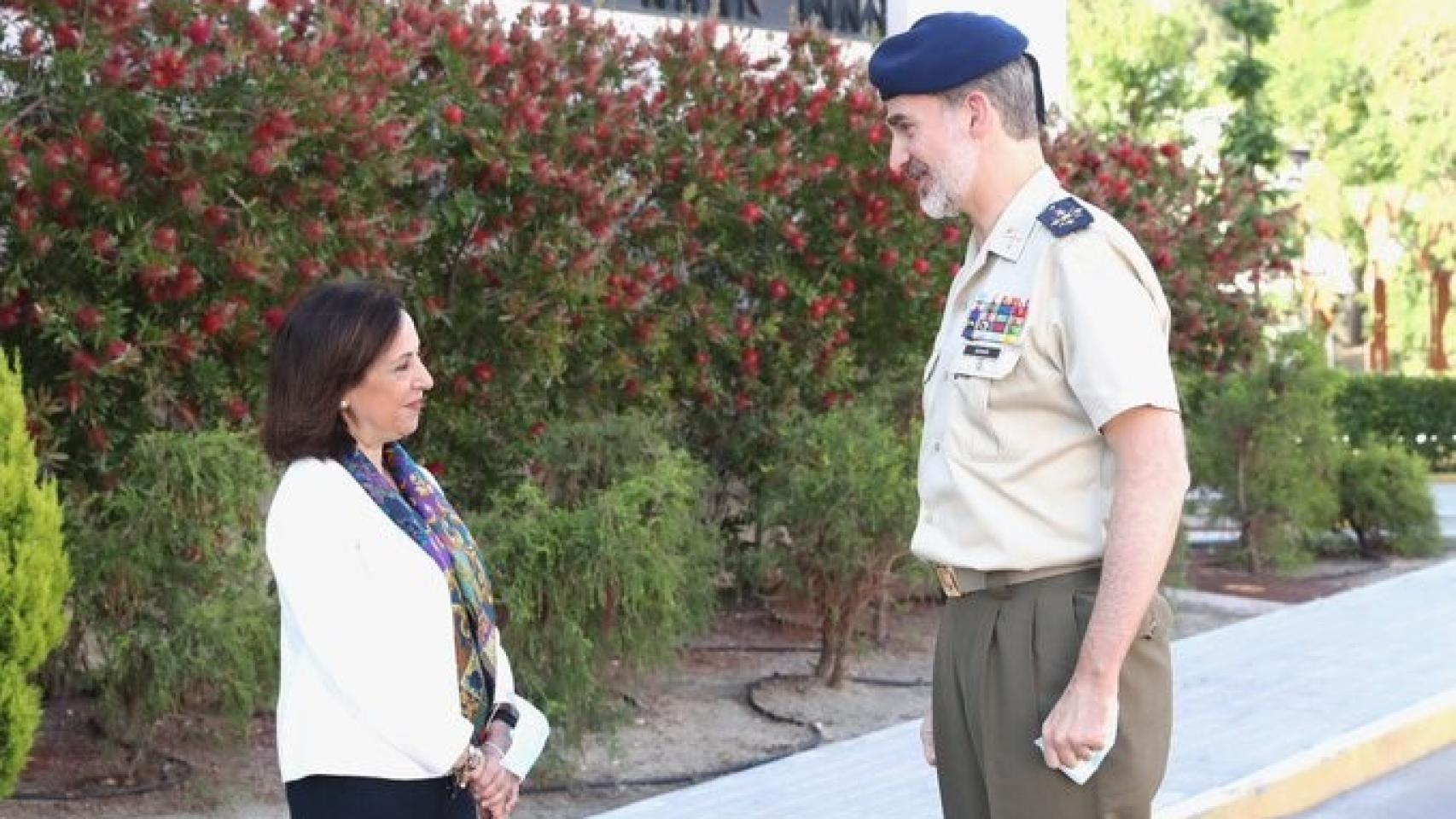 El Rey Felipe VI y la ministra de Defensa Margarita Robles.