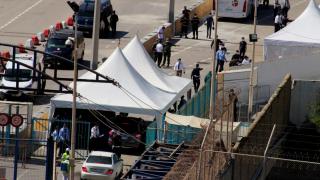 El paso fronterizo del Tarajal mientras las autoridades marroquíes se hacen cargo de sus ciudadanos repatriados en Ceuta.