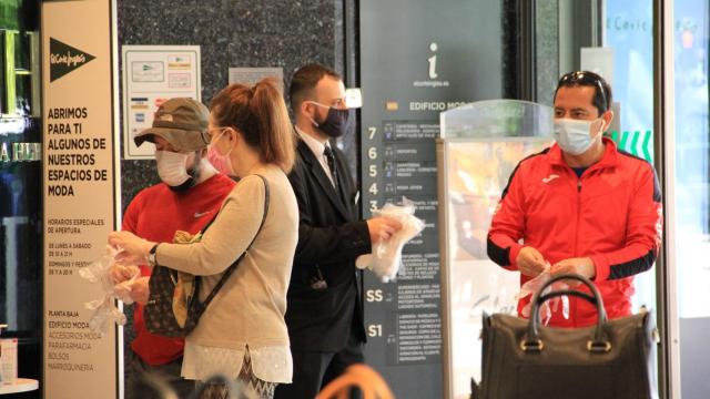 Gente comprando en El Corte Inglés con mascarillas.