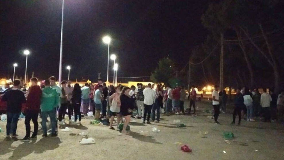 Jóvenes de Tomelloso en un botellón multitudinario de 3.000 personas en julio.