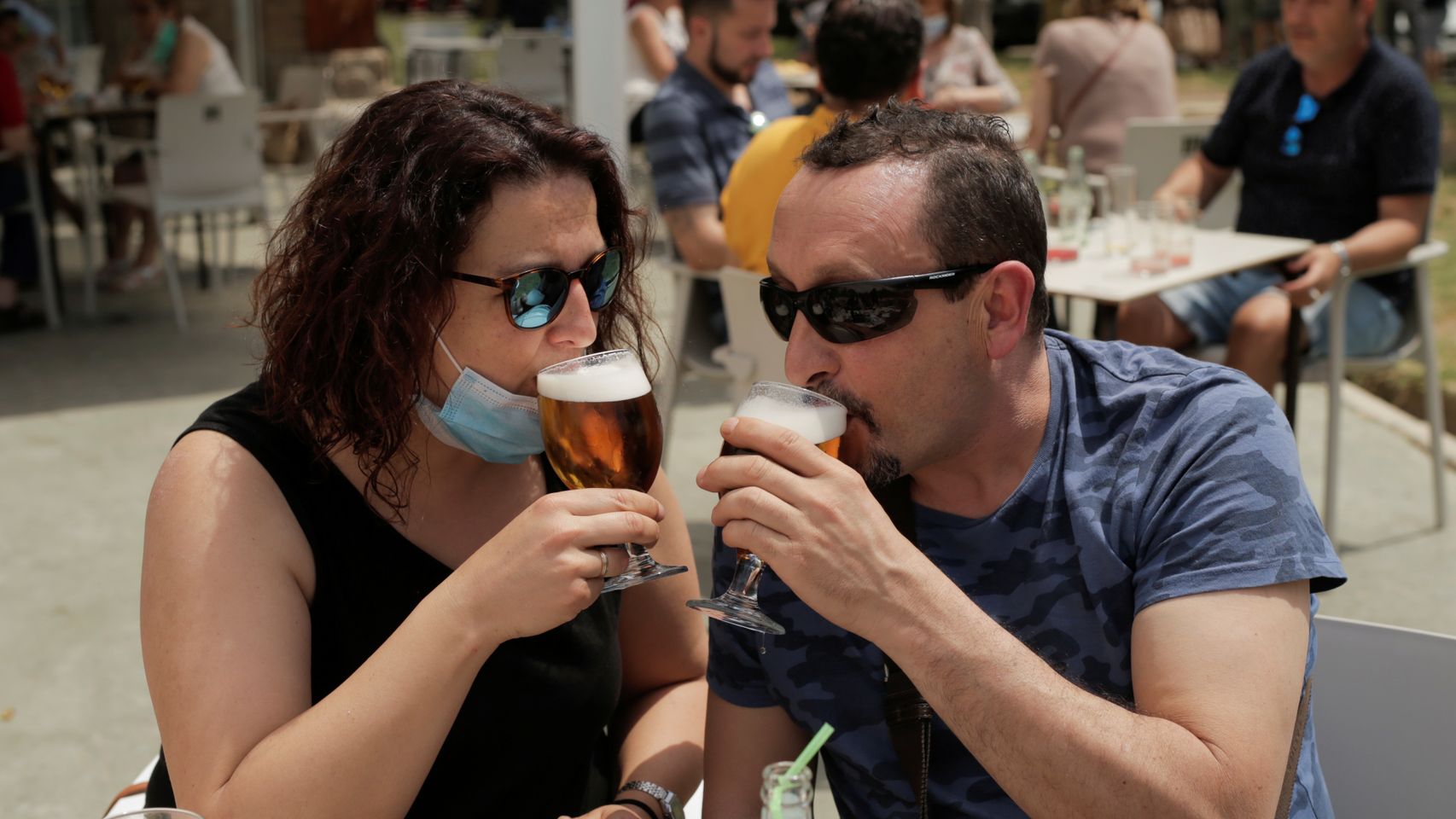 Madrileños disfrutando de la Fase 1 de la desescalada en una terraza de la capital.