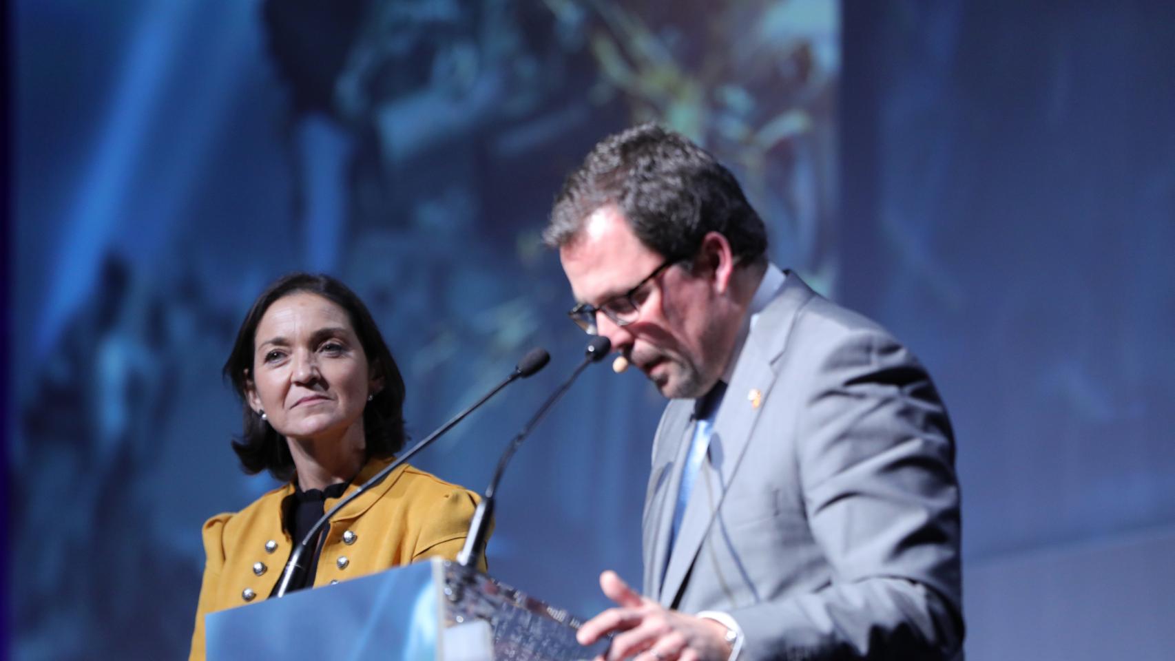 El secretario general de Industria y de la Pequeña y Mediana Empresa, Raül Blanco Díaz, durante su discurso, junto a la ministra de Industria, Comercio y Turismo en funciones, Reyes Maroto.