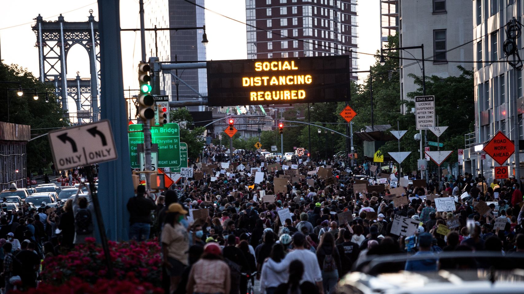 Marcha en Nueva York. Los paneles luminosos instan al distanciamiento social.