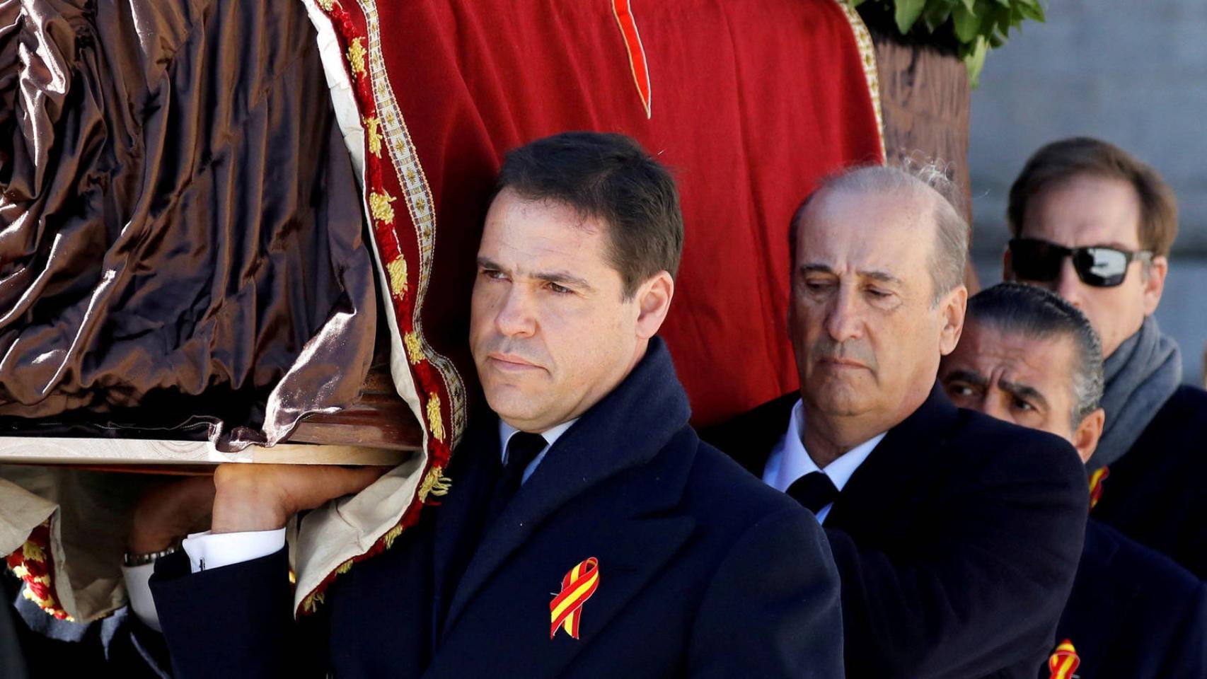 Luis Alfonso de Borbón fue uno de los portadores del féretro de Franco