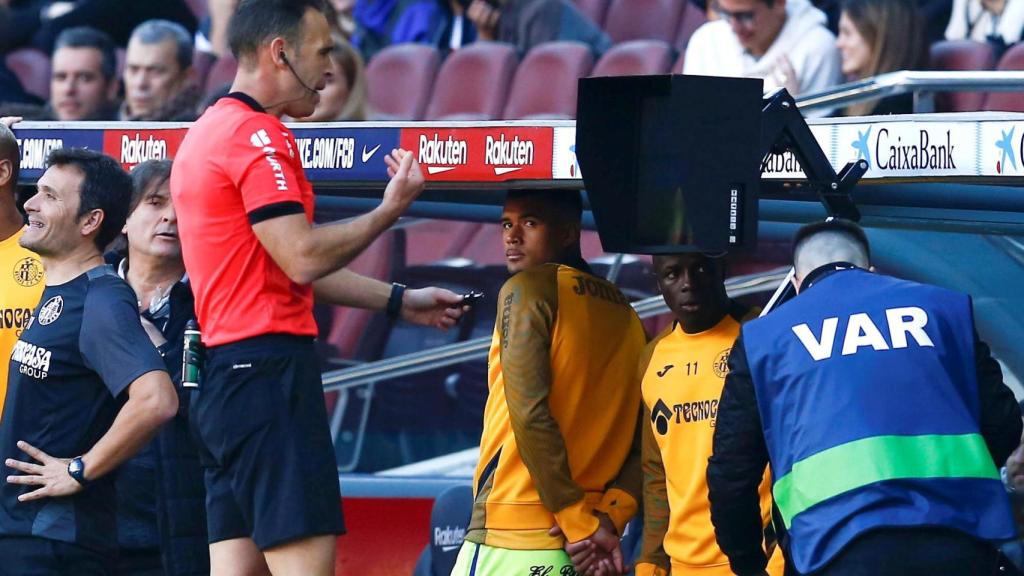 Guillermo Cuadra Fernández revisa el VAR en el Camp Nou