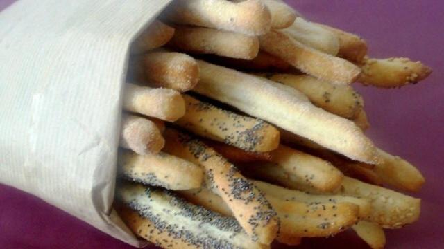 Colines o palitos de pan crujientes hechos en casa, snack sano y fácil
