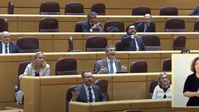 El senador guadalajareño Antonio Roman, muy expresido en el centro de la imagen