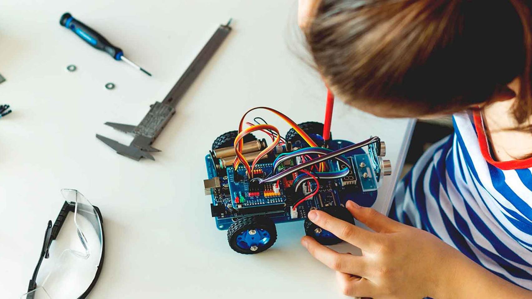 Uno de los objetivos es impulsar las competencias digitales y las habilidades STEAM de educadores y estudiantes.