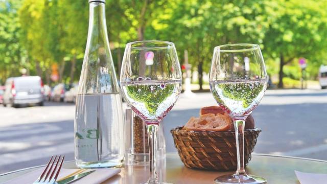 Agua embotellada en un restaurante