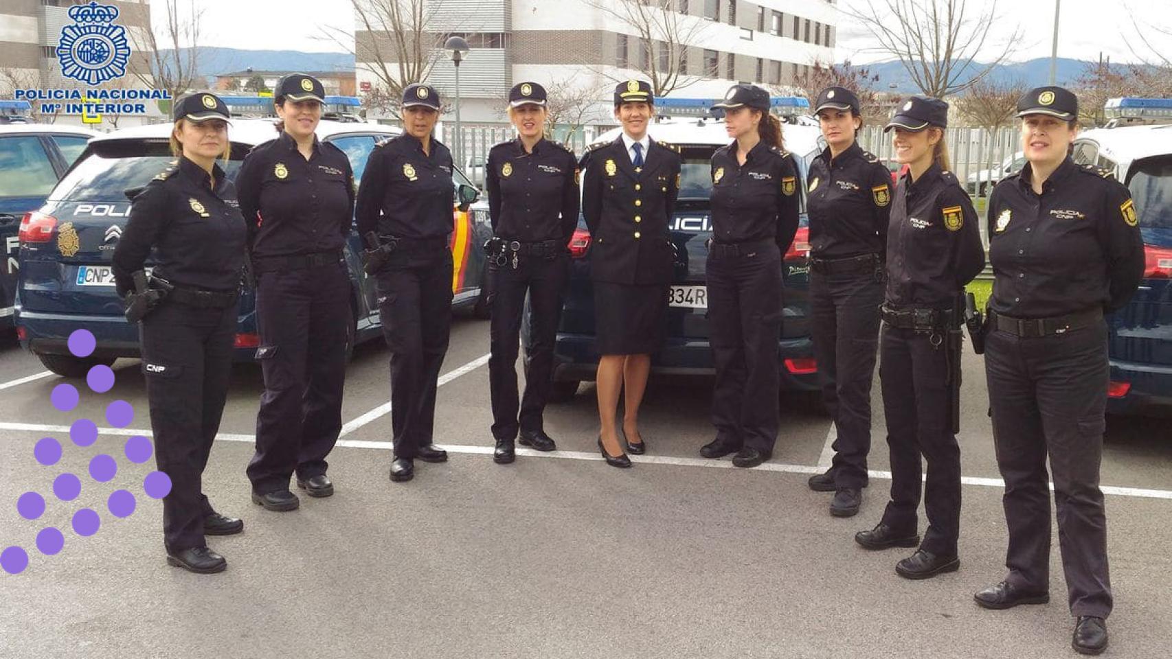Mujeres policías nacionales en distintos cargos.