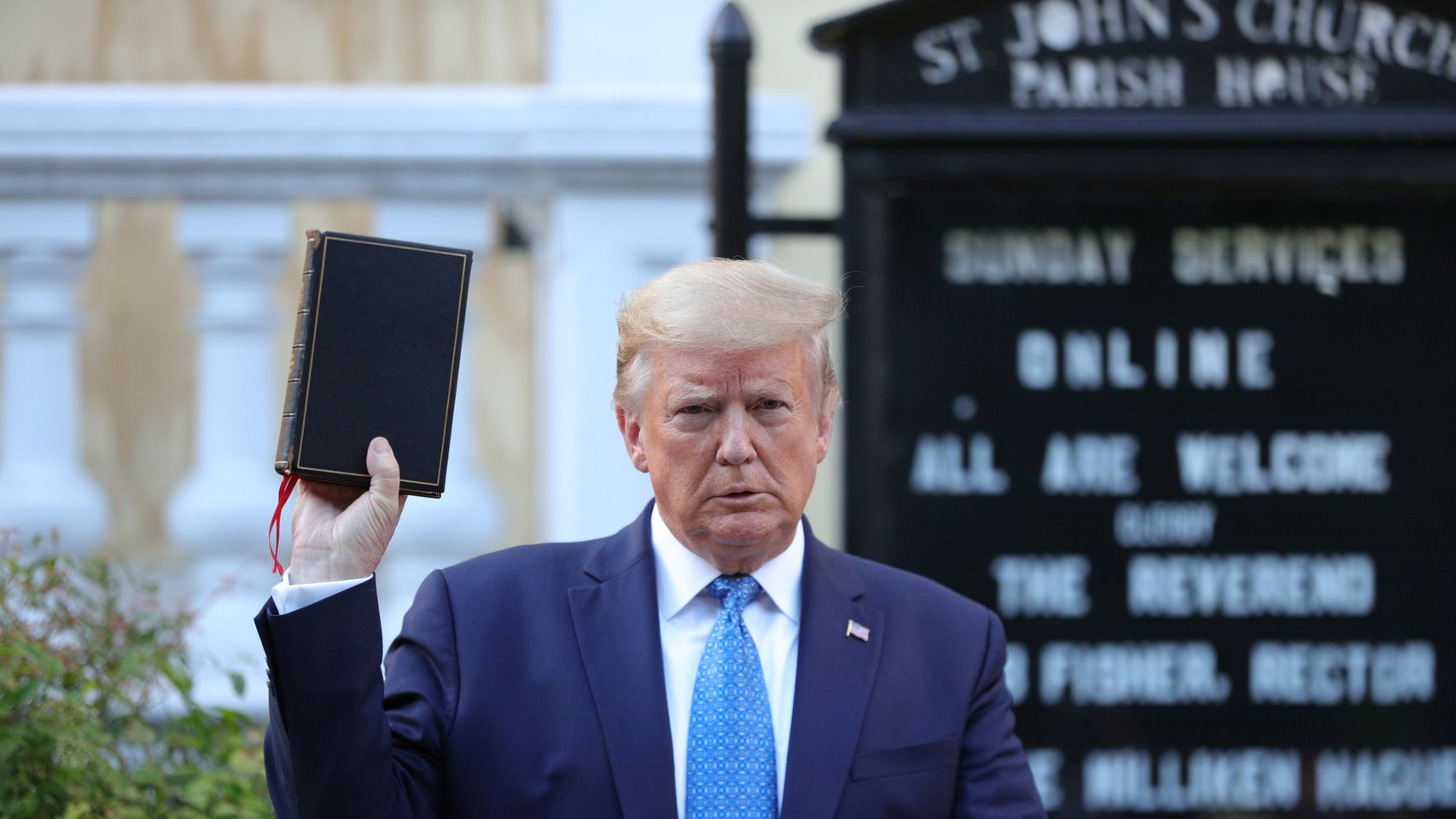 Donald Trump sostiene una Biblia ante las cámaras en Washington en plenos disturbios en la ciudad.