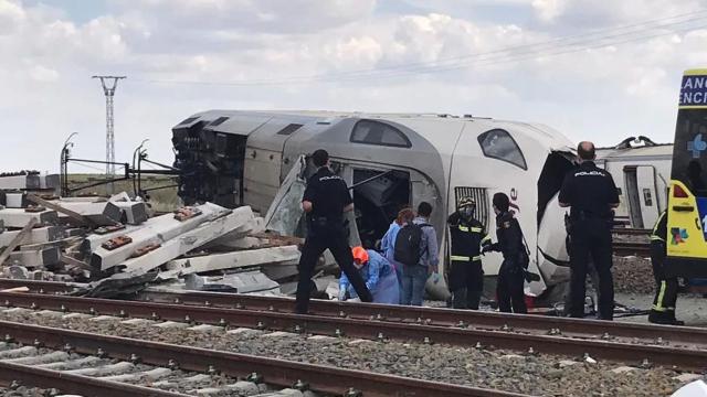 Un muerto tras descarrilar un Alvia al chocar con un todoterreno que ha caído a las vías del tren