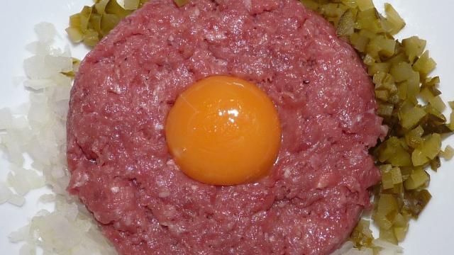 Un 'steak tartar' con un huevo encima.