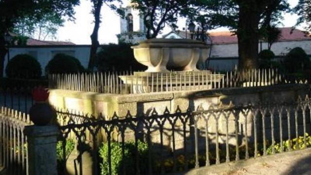 Tumba de John Moore en el Jardín San Carlos.