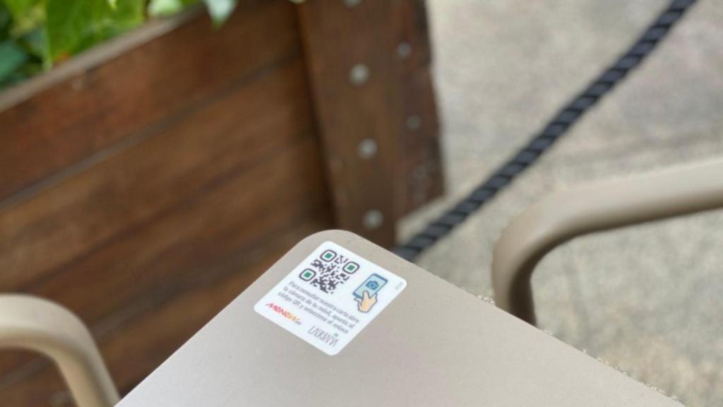 Mesa con un código QR