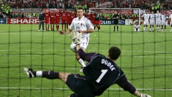 Dudek, durante la final de la Champions 2005