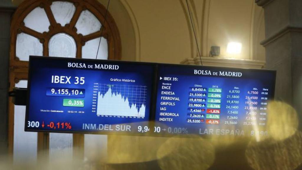 Pantallas de la Bolsa de Madrid con el Ibex 35 en ellas.