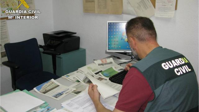 Un agente de la Guardia Civil recabando información