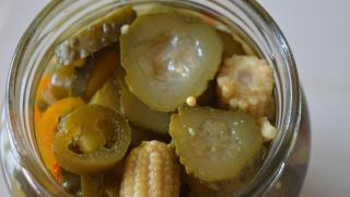 La mayoría de encurtidos del súper no tienen probióticos.