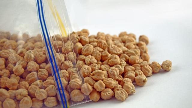 El más usado es el de los garbanzos, aunque este líquido pueden extraerse al cocinar otras legumbres.