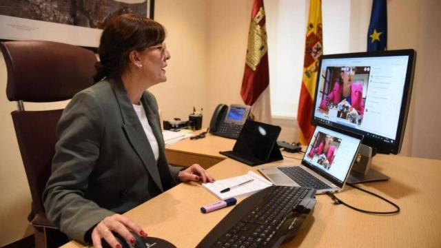Videoconferencia mantenida por la consejera de Igualdad y portavoz de la Junta, Blanca Fernández, junto al resto del equipo directivo de la Consejería