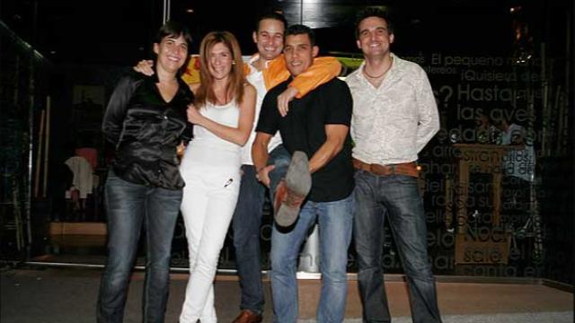 Santiago Abascal (centro), frente a su bar Heineken Urban Concept, en septiembre de 2007.