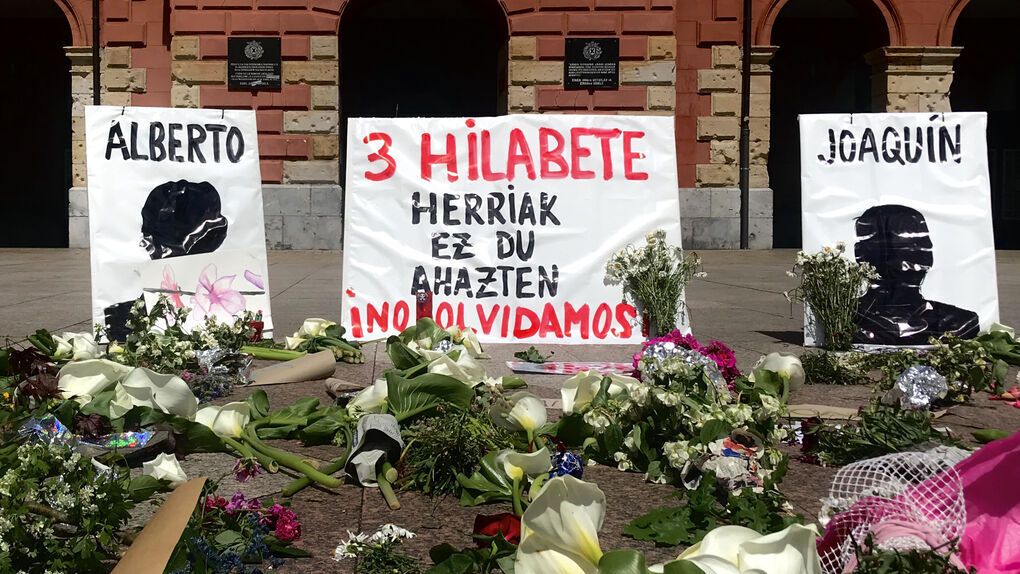 Flores y pancartas en la manifestación de Zaldíbar.